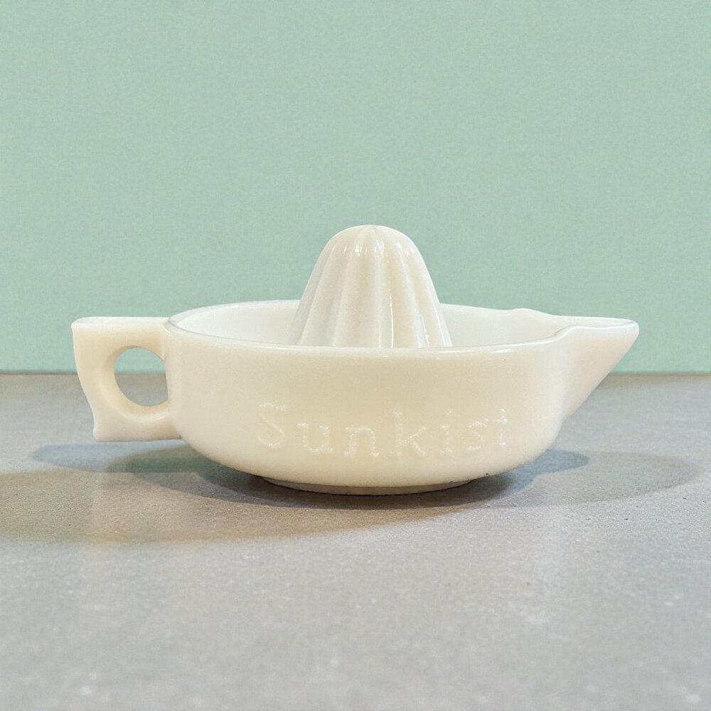 Vintage Sunkist Milk Glass Citrus Juicer Reamer With Handle & Pour Spout Collect